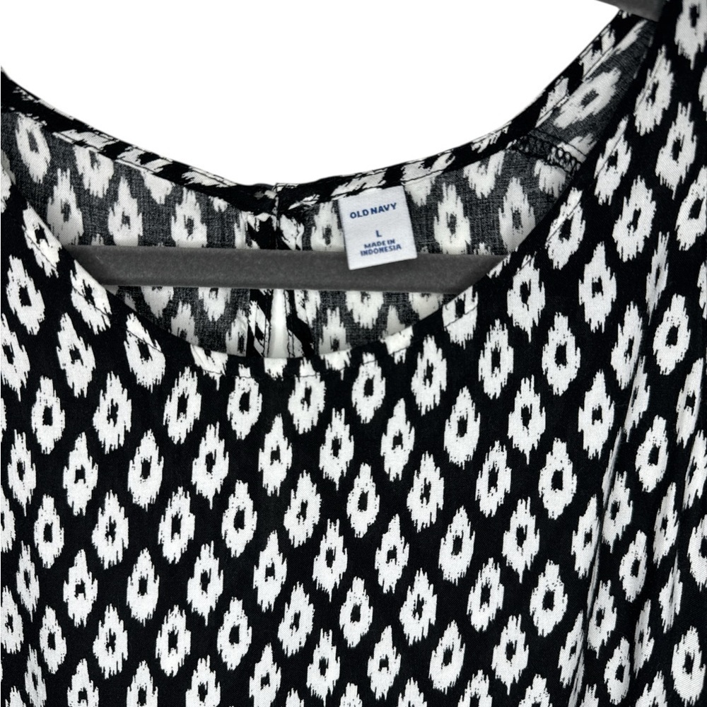Old Navy Sleeveless High Neck Geometric Tank Top - Picture 3 of 8